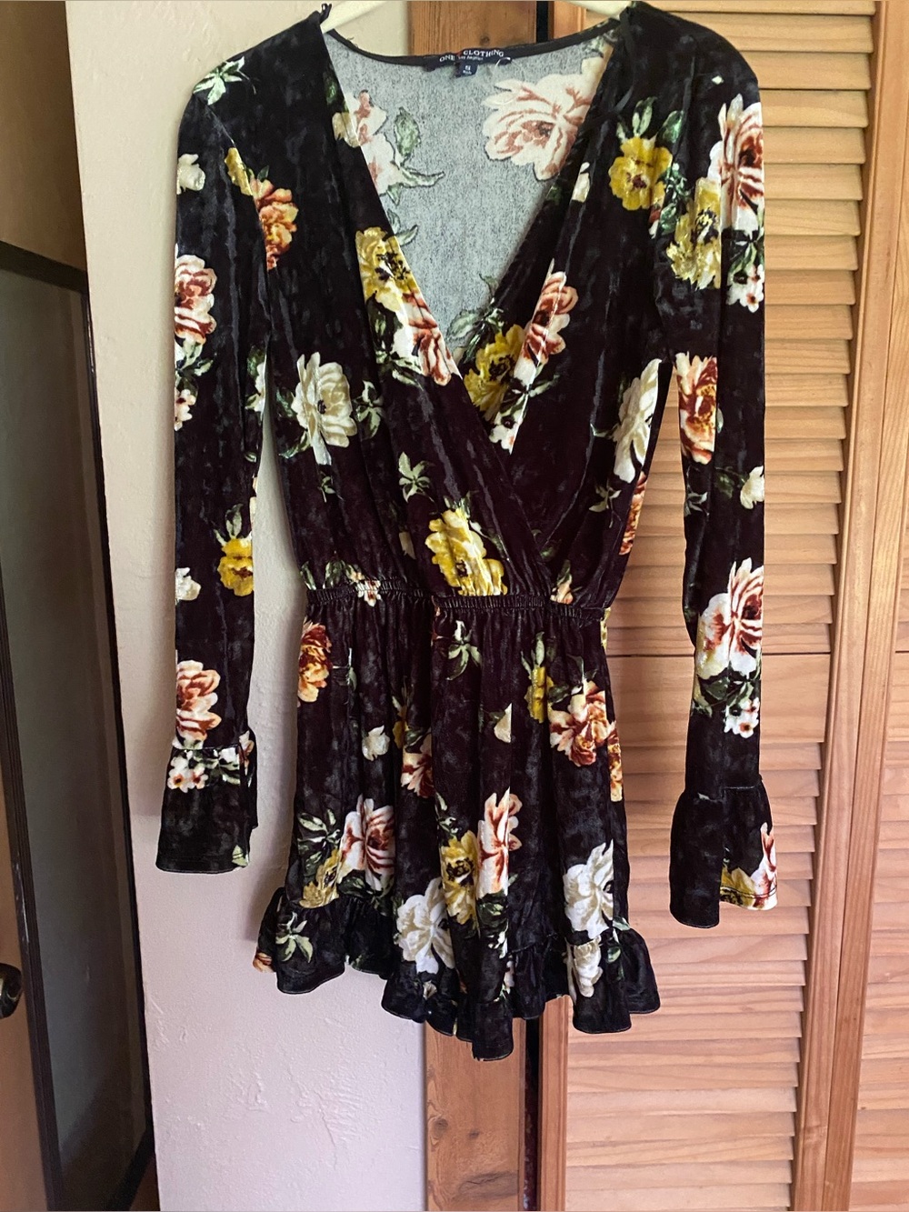 One Clothing Los Angeles Black Floral Velvet Wrap Romper Size Small New w/o Tag